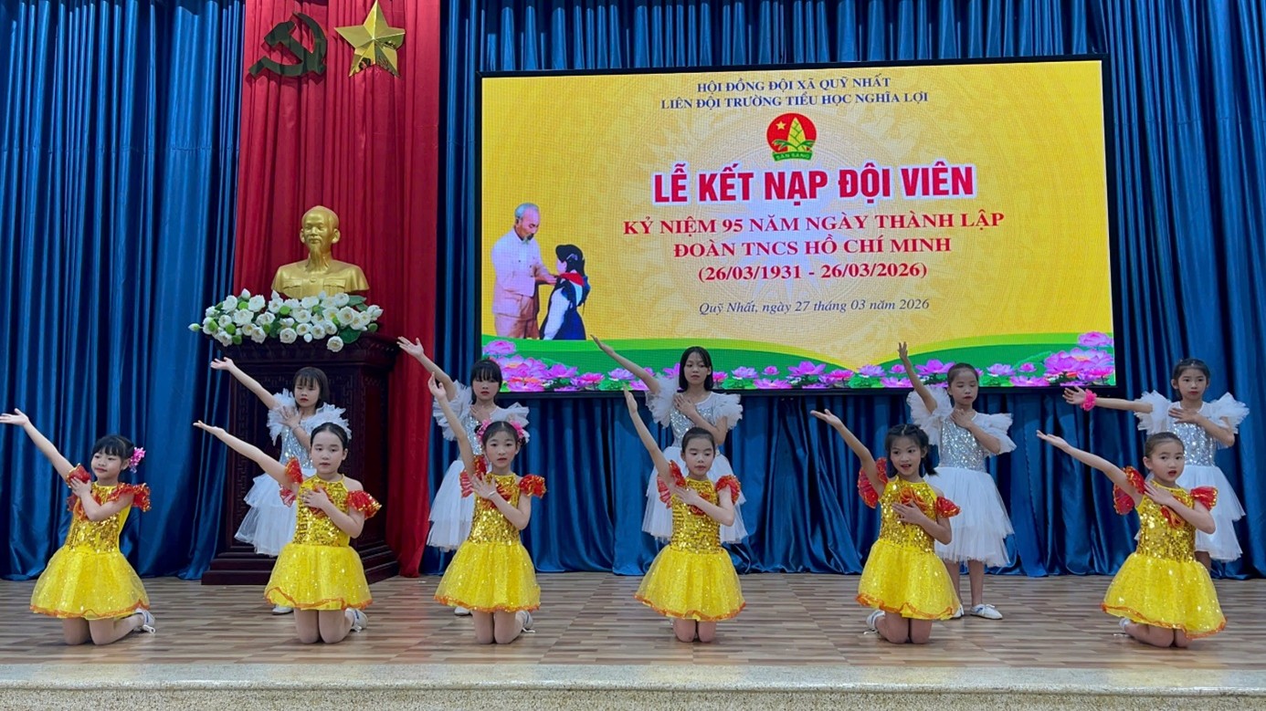 RỰC RỠ SẮC ĐỎ KHĂN QUÀNG TRONG LỄ KẾT NẠP ĐỘI VIÊN MỚI