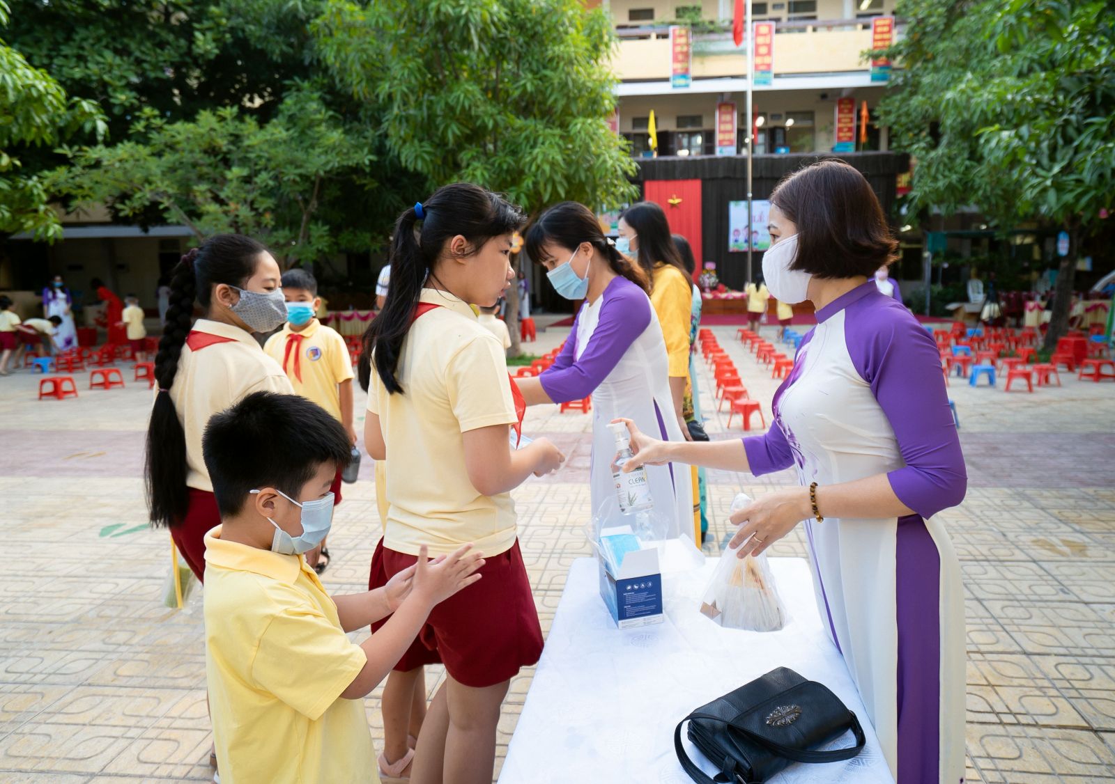 LỄ KHAI GIẢNG NĂM HỌC 2020 - 2021 - TH PHẠM HỒNG THÁI KHỞI ĐẦU HÀNH TRÌNH NĂM HỌC MỚI