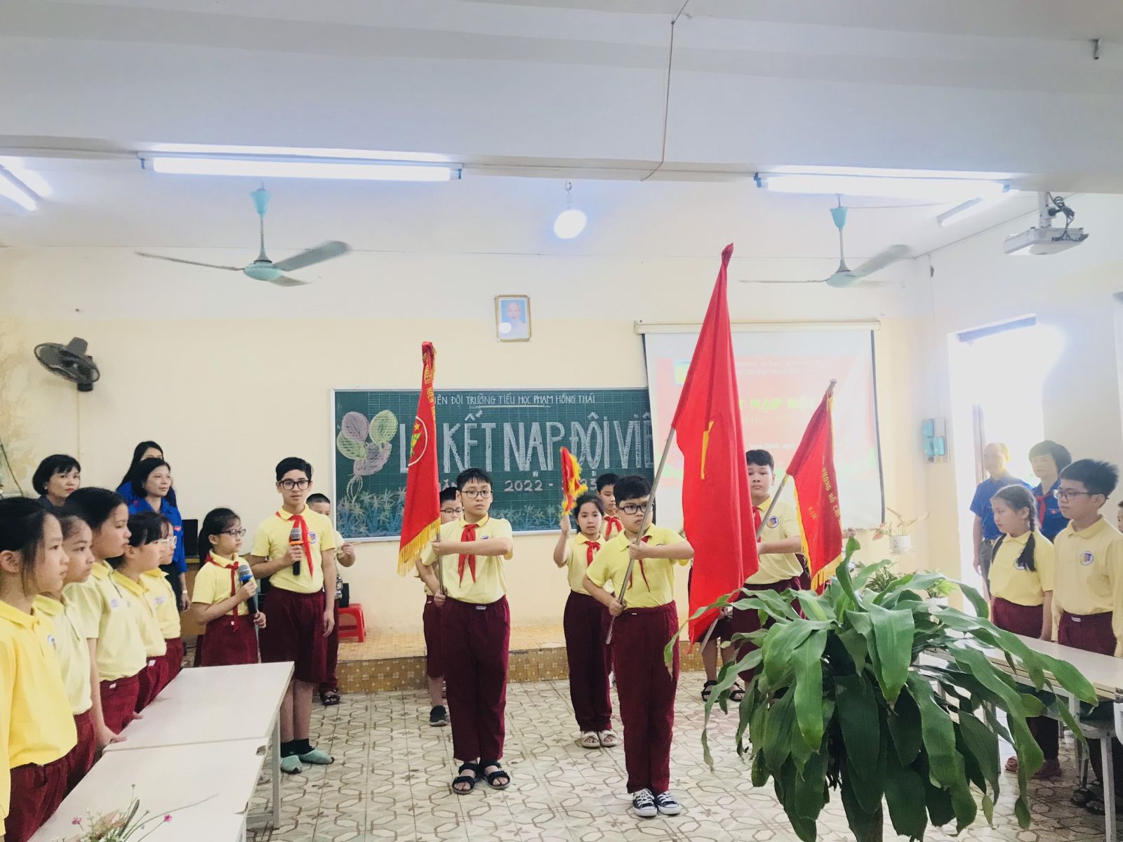 LỄ KẾT NẠP ĐỘI VIÊN NĂM HỌC 2022-2023 - NIỀM TỰ HÀO CỦA CÁC SAO NHI ĐỒNG TRƯỜNG TH PHẠM HỒNG THÁI
