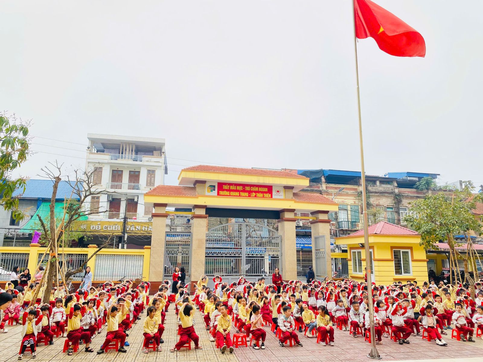 HỌC SINH TIỂU HỌC PHẠM HỒNG THÁI RỘN RÀNG TRAO YÊU THƯƠNG CHÀO MỪNG NGÀY QUỐC TẾ PHỤ NỮ 8-3