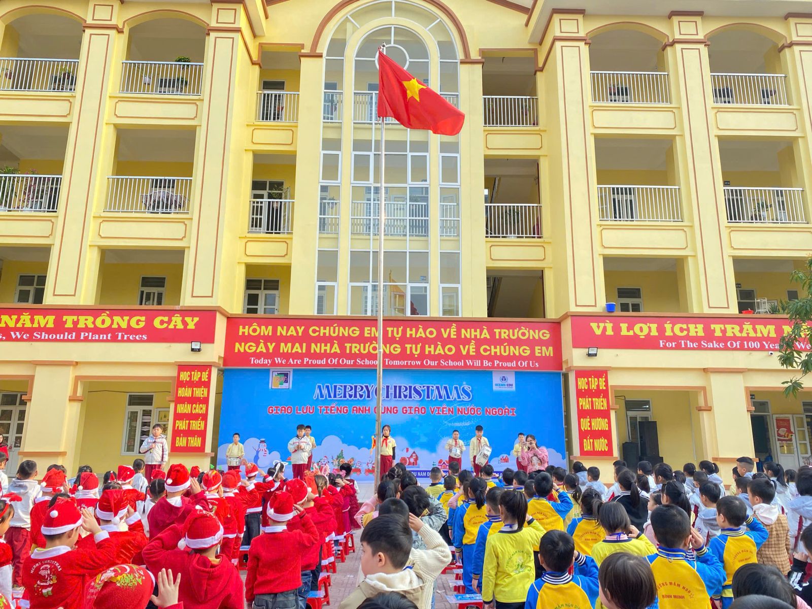 HỌC SINH TIỂU HỌC PHẠM HỒNG THÁI VUI MỪNG NOEL CÙNG TRUNG TÂM TIẾNG ANH OCEAN-EDU VÀ CÁC EM MẦM NON SỐ 5, MẦM NON BÌNH MINH