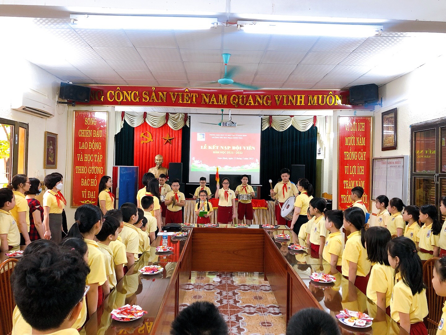 LỄ KẾT NẠP ĐỘI VIÊN NĂM HỌC 2021-2022 - NIỀM TỰ HÀO CỦA CÁC SAO NHI ĐỒNG TRƯỜNG TH PHẠM HỒNG THÁI