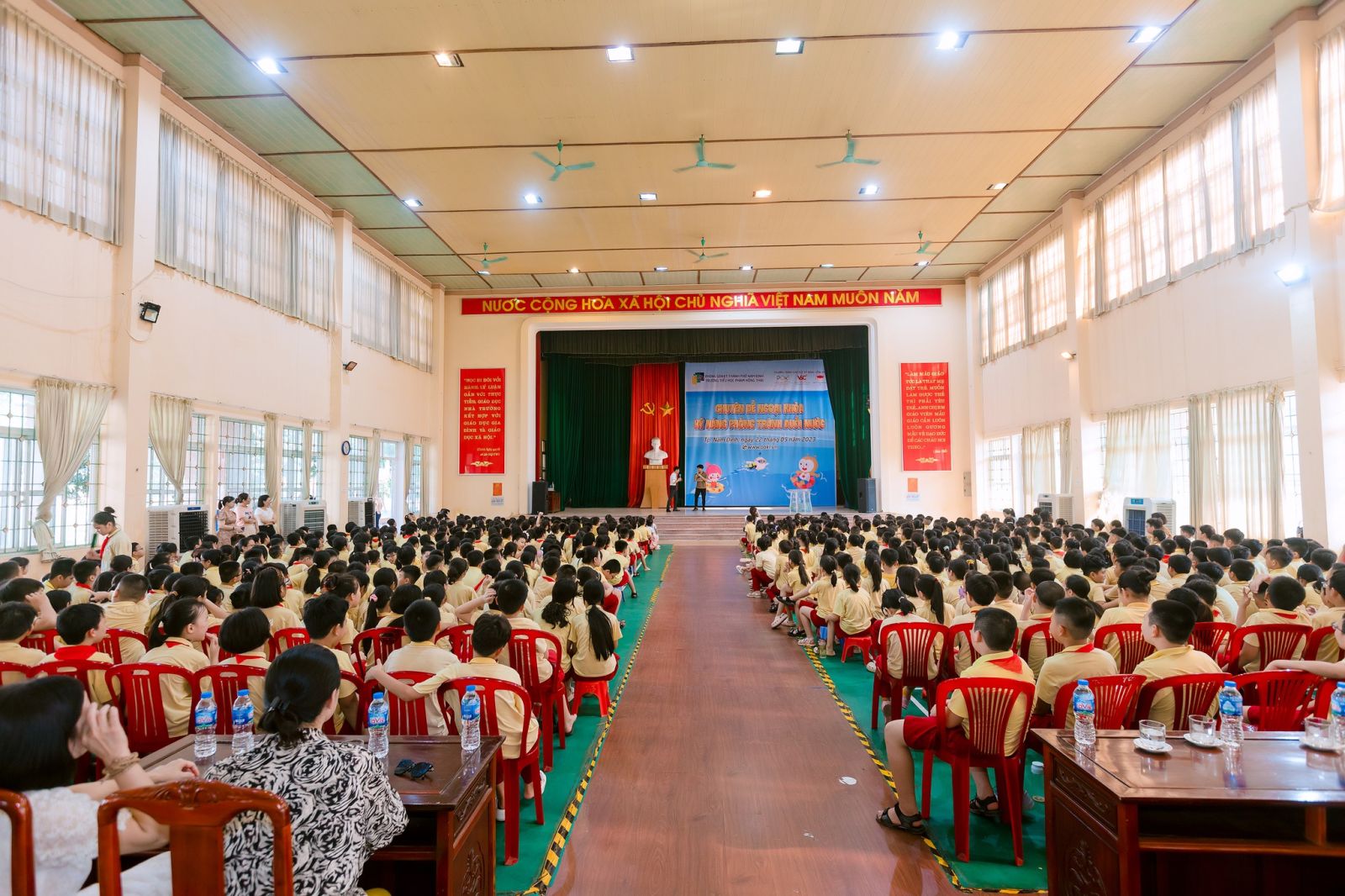 HỌC SINH TRƯỜNG TH PHẠM HỒNG THÁI HÀO HỨNG THAM GIA CHUYÊN ĐỀ NGOẠI KHÓA "KỸ NĂNG PHÒNG TRÁNH ĐUỐI NƯỚC" VÀ GIAO LƯU CÙNG CÁC EM HỌC SINH TRƯỜNG MẦM NON BÌNH MINH