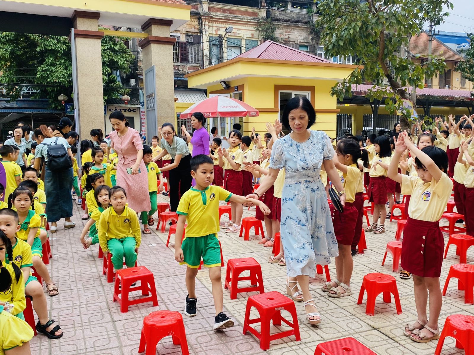 GẮN KẾT YÊU THƯƠNG - HỌC SINH TIỂU HỌC PHẠM HỒNG THÁI HÂN HOAN CHÀO ĐÓN CÁC EM HỌC SINH TRƯỜNG MẦM NON SỐ 5